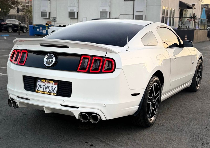Ford Mustang Vehicle Full-screen Gallery Image 04