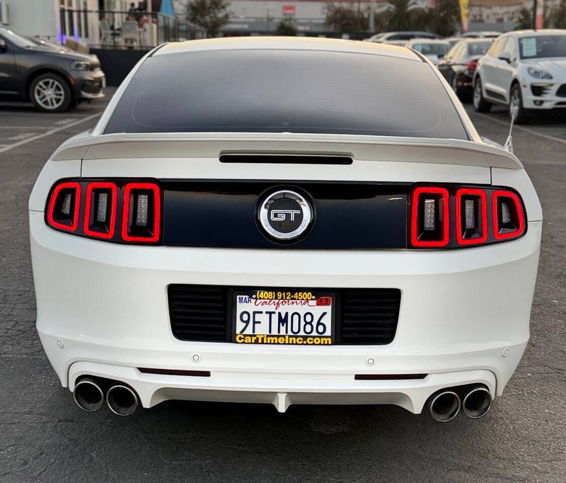 Ford Mustang Vehicle Full-screen Gallery Image 05