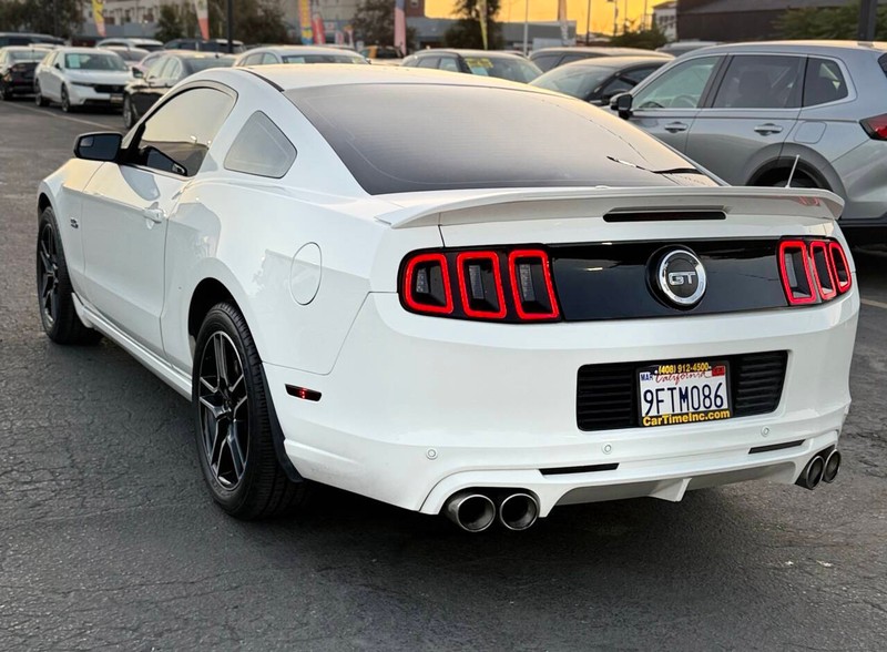 Ford Mustang Vehicle Full-screen Gallery Image 07