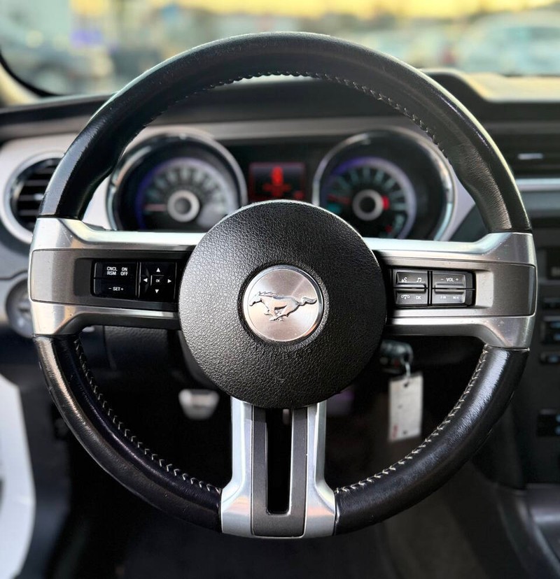 Ford Mustang Vehicle Full-screen Gallery Image 08