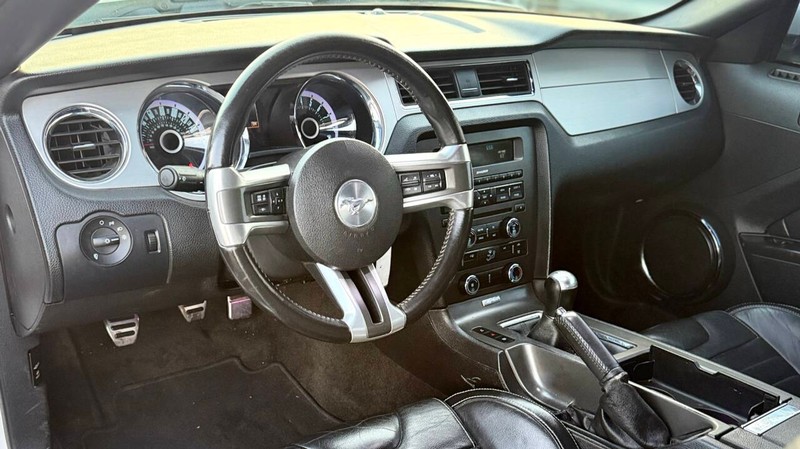 Ford Mustang Vehicle Full-screen Gallery Image 09