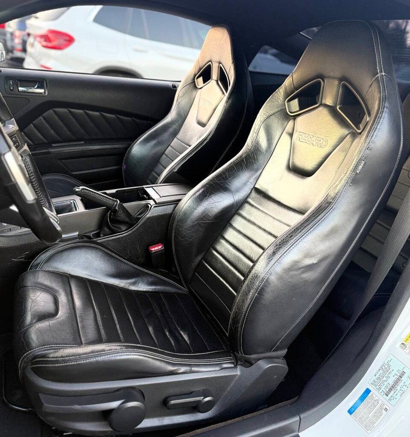Ford Mustang Vehicle Full-screen Gallery Image 11