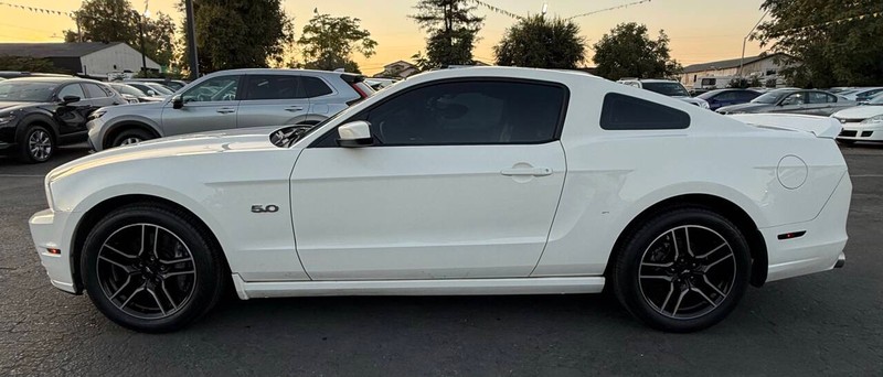 Ford Mustang Vehicle Full-screen Gallery Image 12