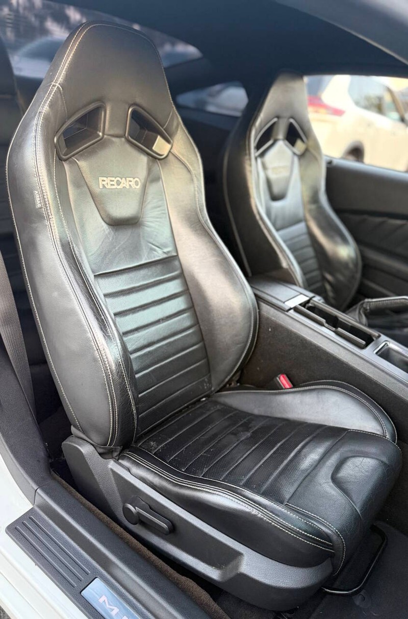 Ford Mustang Vehicle Full-screen Gallery Image 13