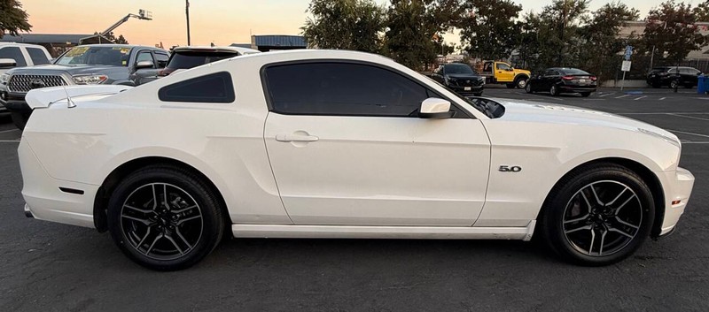 Ford Mustang Vehicle Full-screen Gallery Image 15