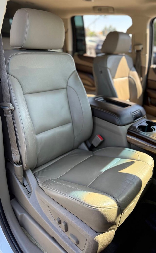 Chevrolet Suburban Vehicle Full-screen Gallery Image 14