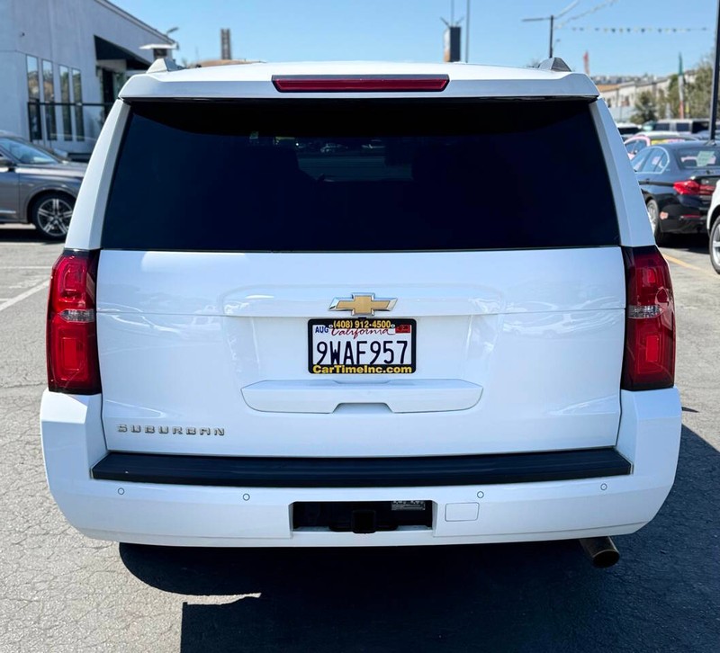 Chevrolet Suburban Vehicle Full-screen Gallery Image 05