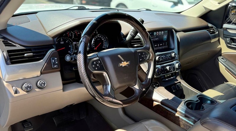 Chevrolet Suburban Vehicle Full-screen Gallery Image 06