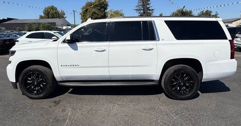 Chevrolet Suburban Vehicle Full-screen Gallery Image 08