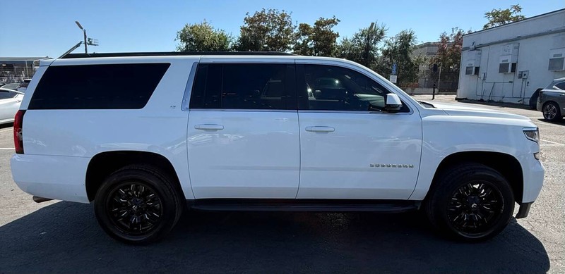 Chevrolet Suburban Vehicle Full-screen Gallery Image 09