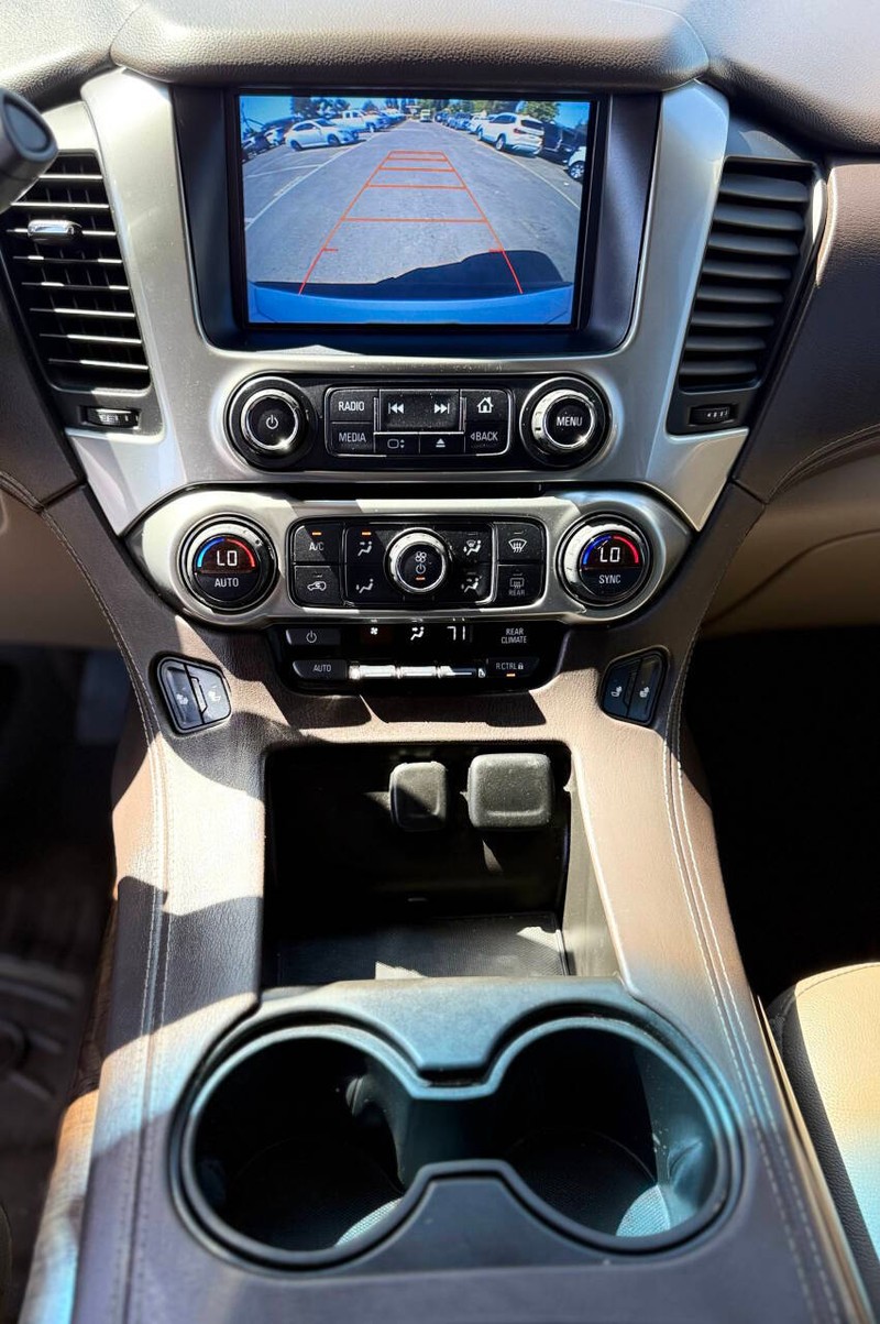 Chevrolet Suburban Vehicle Full-screen Gallery Image 11