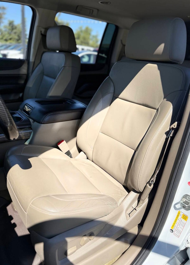 Chevrolet Suburban Vehicle Full-screen Gallery Image 12