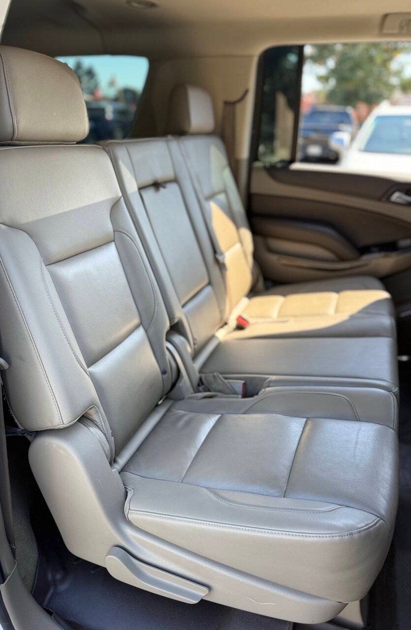 Chevrolet Suburban Vehicle Full-screen Gallery Image 15