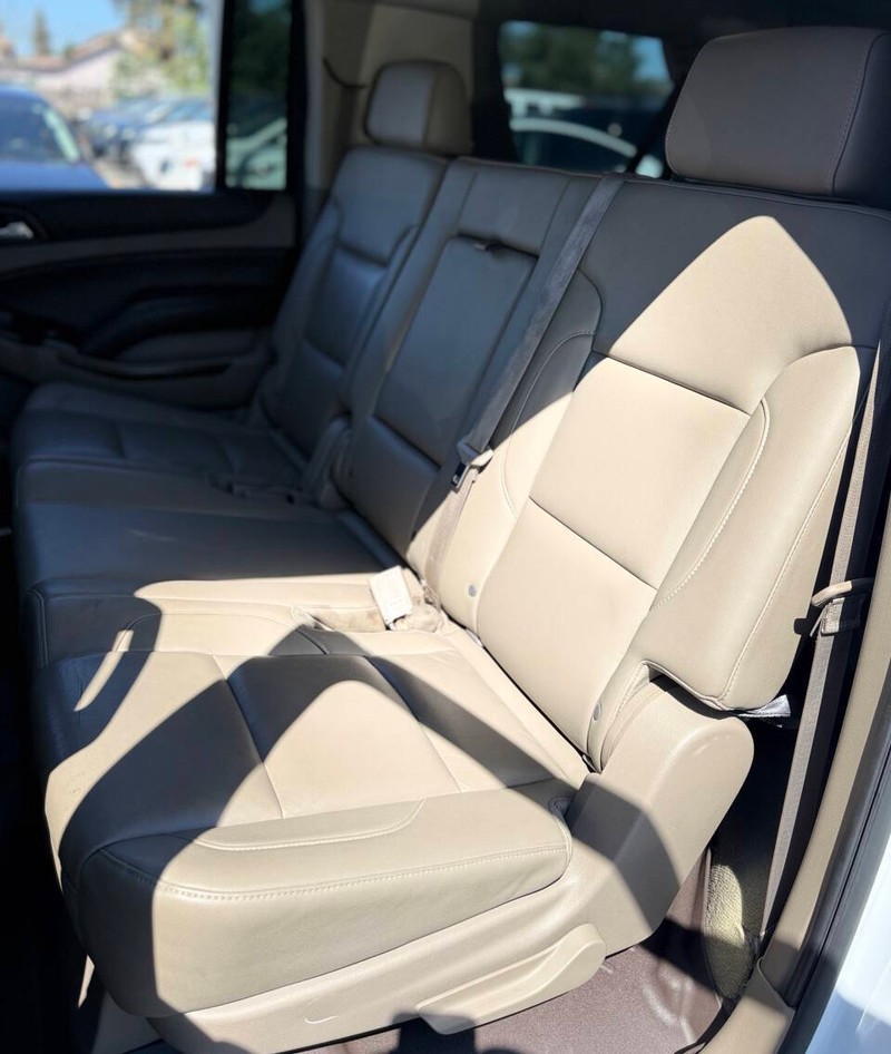 Chevrolet Suburban Vehicle Full-screen Gallery Image 16