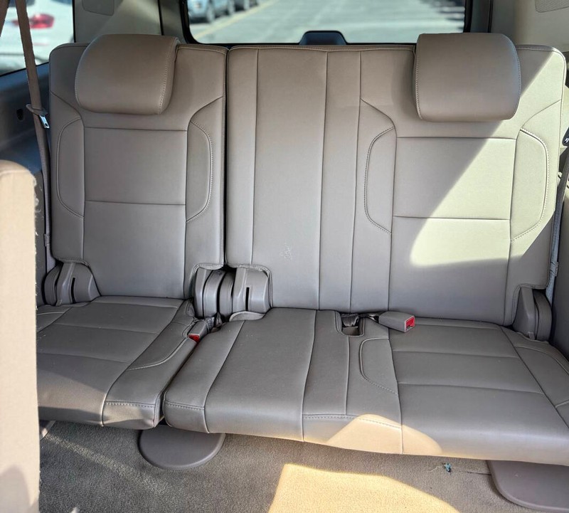 Chevrolet Suburban Vehicle Full-screen Gallery Image 17