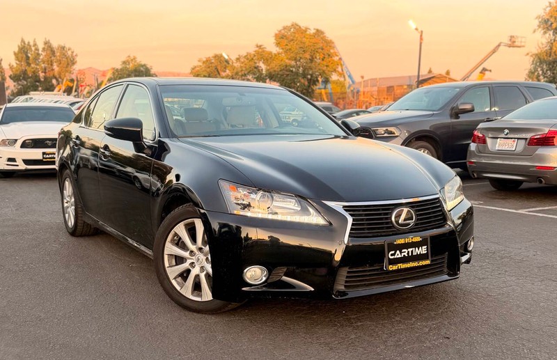 Lexus GS 350 Vehicle Full-screen Gallery Image 02