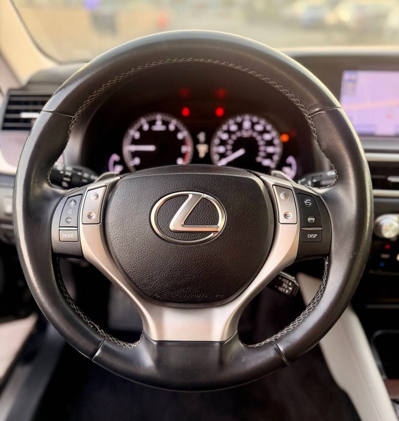 Lexus GS 350 Vehicle Full-screen Gallery Image 09