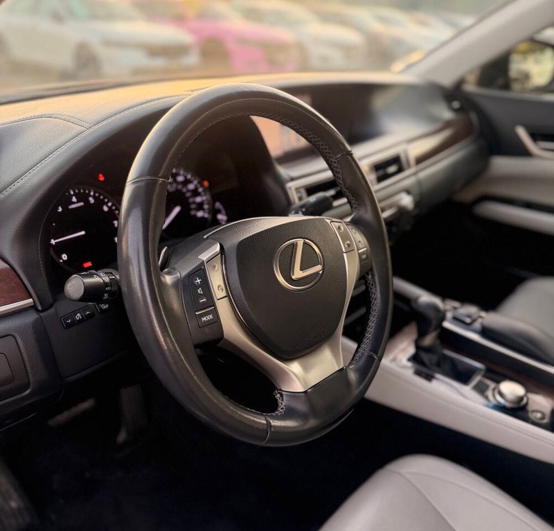 Lexus GS 350 Vehicle Full-screen Gallery Image 10