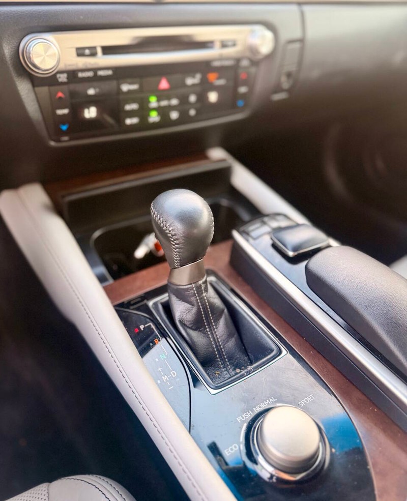 Lexus GS 350 Vehicle Full-screen Gallery Image 11