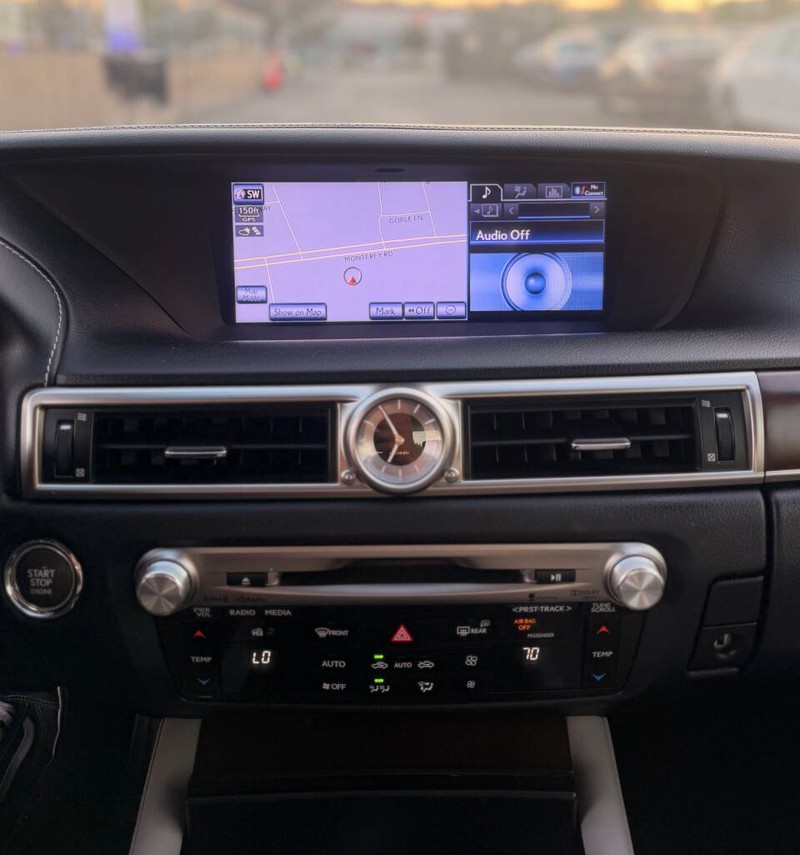 Lexus GS 350 Vehicle Full-screen Gallery Image 14