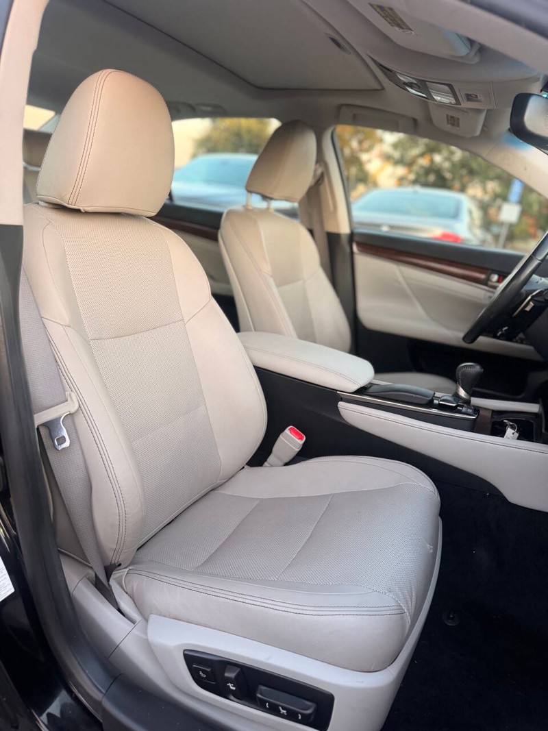 Lexus GS 350 Vehicle Full-screen Gallery Image 15