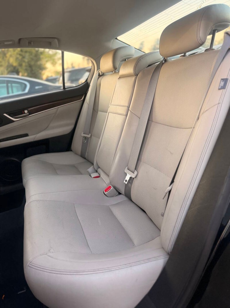 Lexus GS 350 Vehicle Full-screen Gallery Image 17