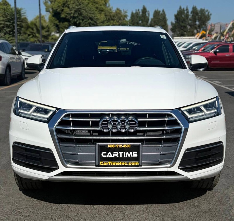 Audi Q5 Vehicle Full-screen Gallery Image 02