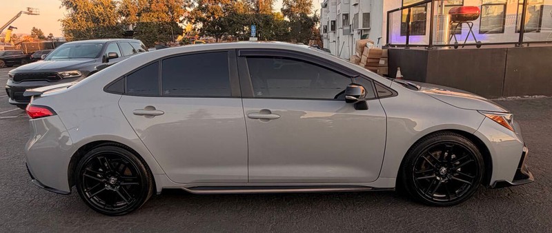 Toyota Corolla Vehicle Full-screen Gallery Image 05