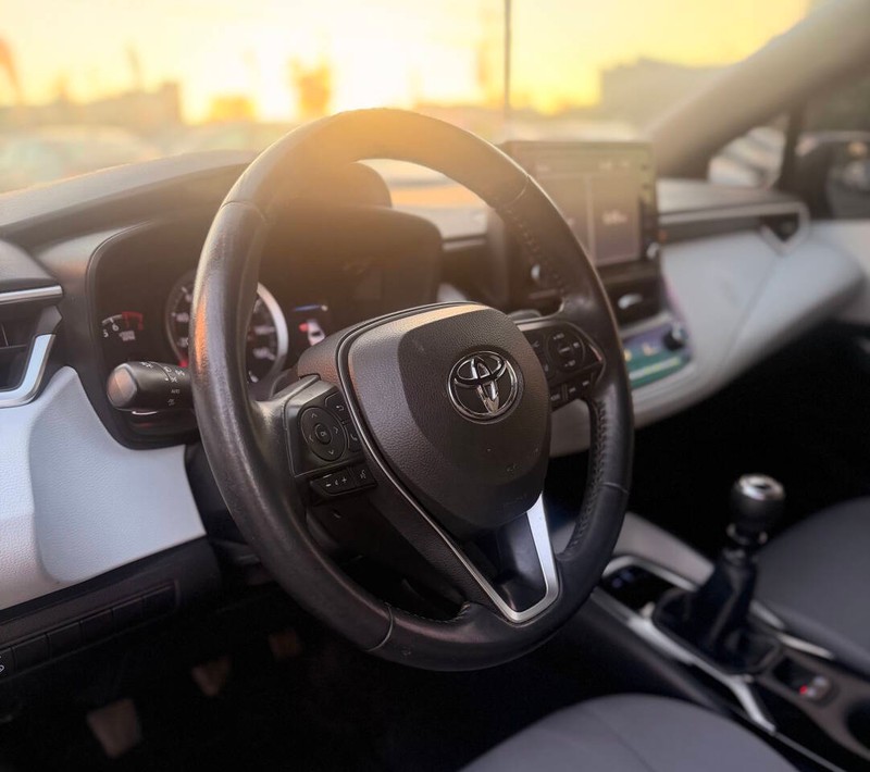 Toyota Corolla Vehicle Full-screen Gallery Image 09