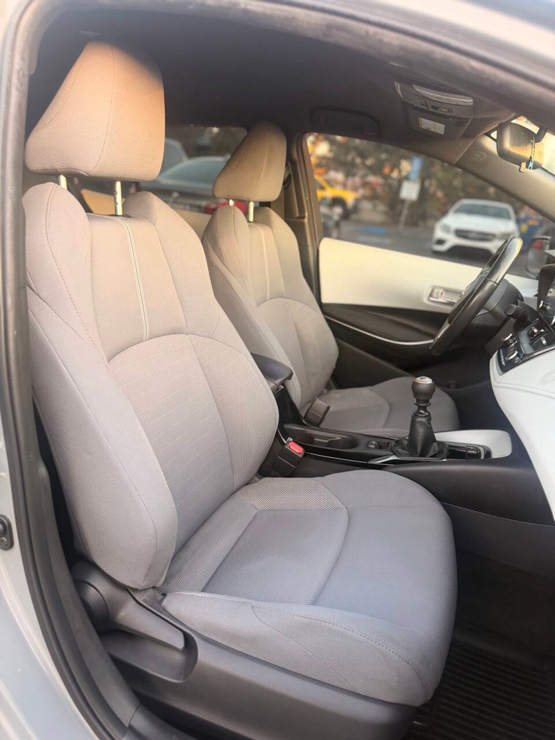 Toyota Corolla Vehicle Full-screen Gallery Image 13