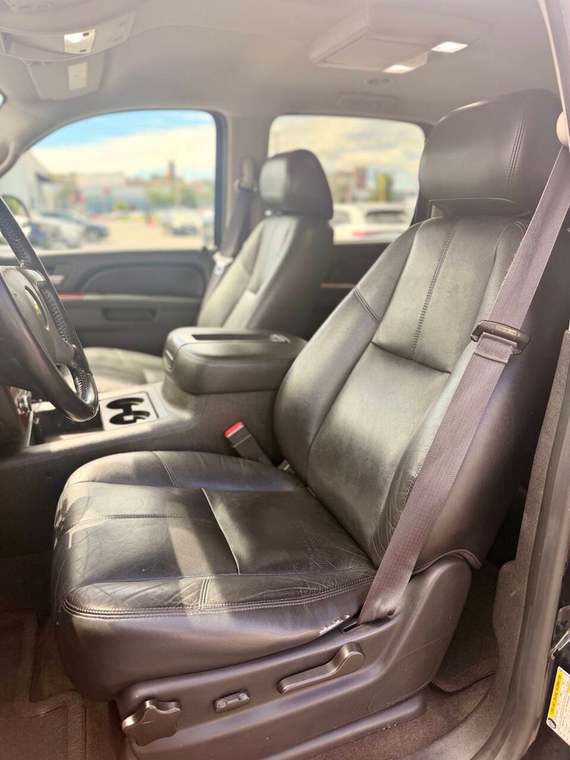 Chevrolet Suburban Vehicle Full-screen Gallery Image 11