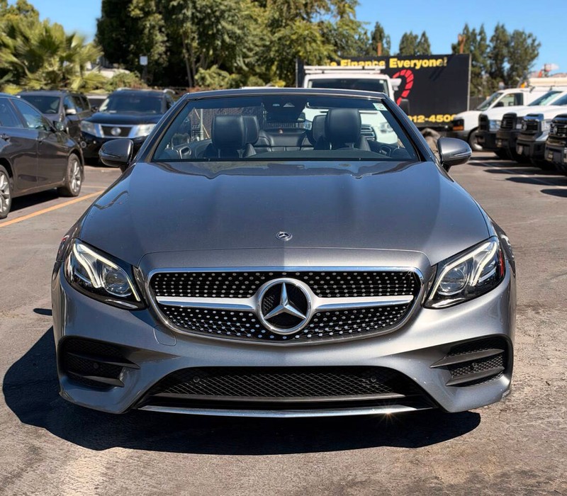Mercedes-Benz E-Class Vehicle Full-screen Gallery Image 02