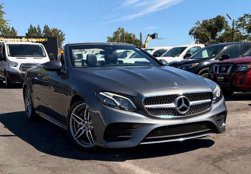 Mercedes-Benz E-Class Vehicle Full-screen Gallery Image 03