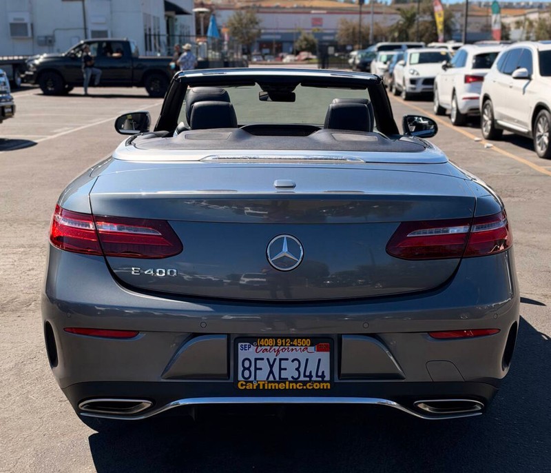 Mercedes-Benz E-Class Vehicle Full-screen Gallery Image 04
