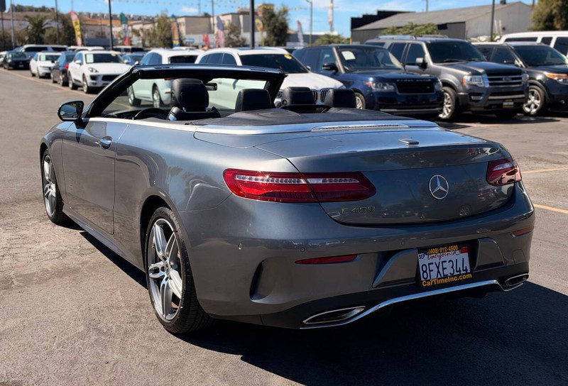 Mercedes-Benz E-Class Vehicle Full-screen Gallery Image 05