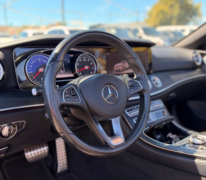 Mercedes-Benz E-Class Vehicle Full-screen Gallery Image 08