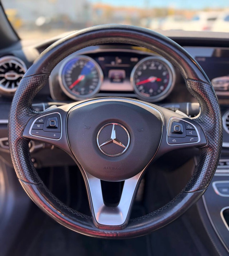 Mercedes-Benz E-Class Vehicle Full-screen Gallery Image 10