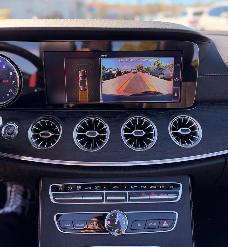 Mercedes-Benz E-Class Vehicle Full-screen Gallery Image 11