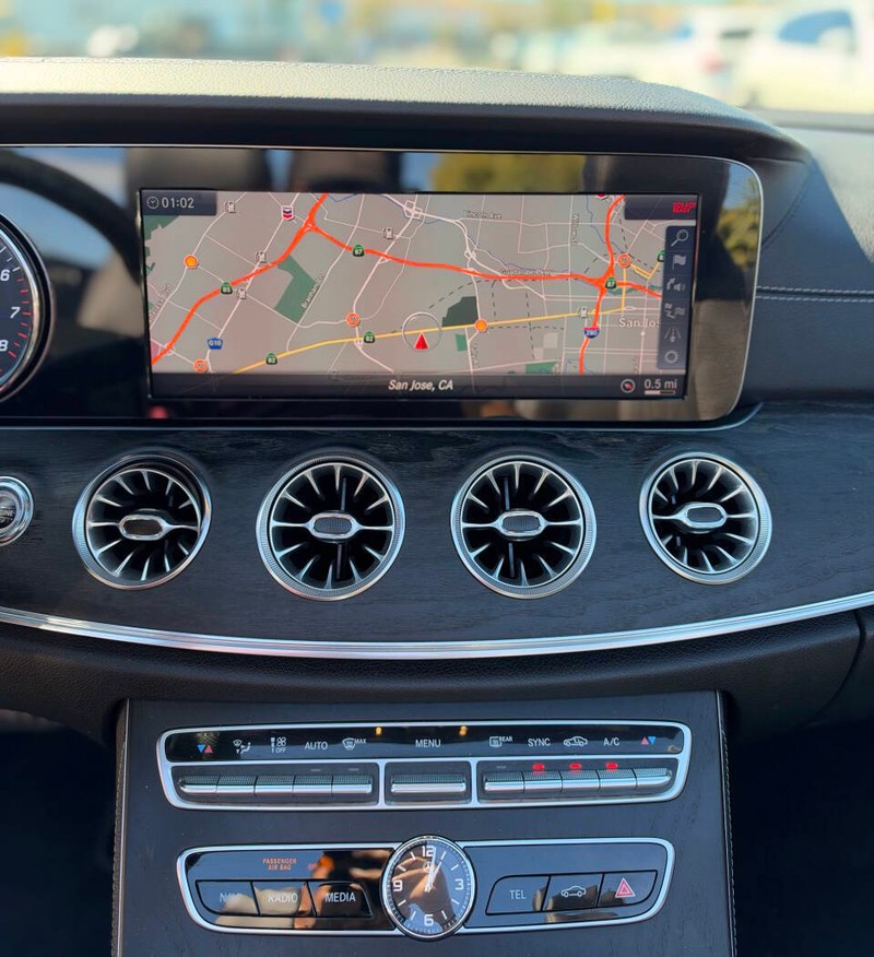 Mercedes-Benz E-Class Vehicle Full-screen Gallery Image 12