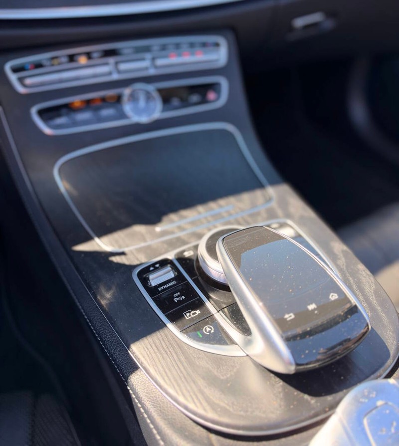 Mercedes-Benz E-Class Vehicle Full-screen Gallery Image 14