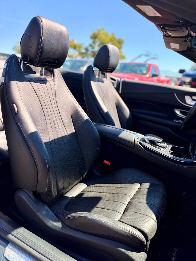 Mercedes-Benz E-Class Vehicle Full-screen Gallery Image 15