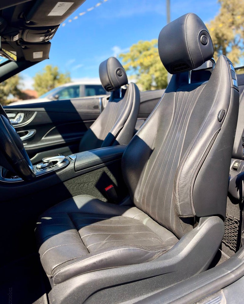 Mercedes-Benz E-Class Vehicle Full-screen Gallery Image 16