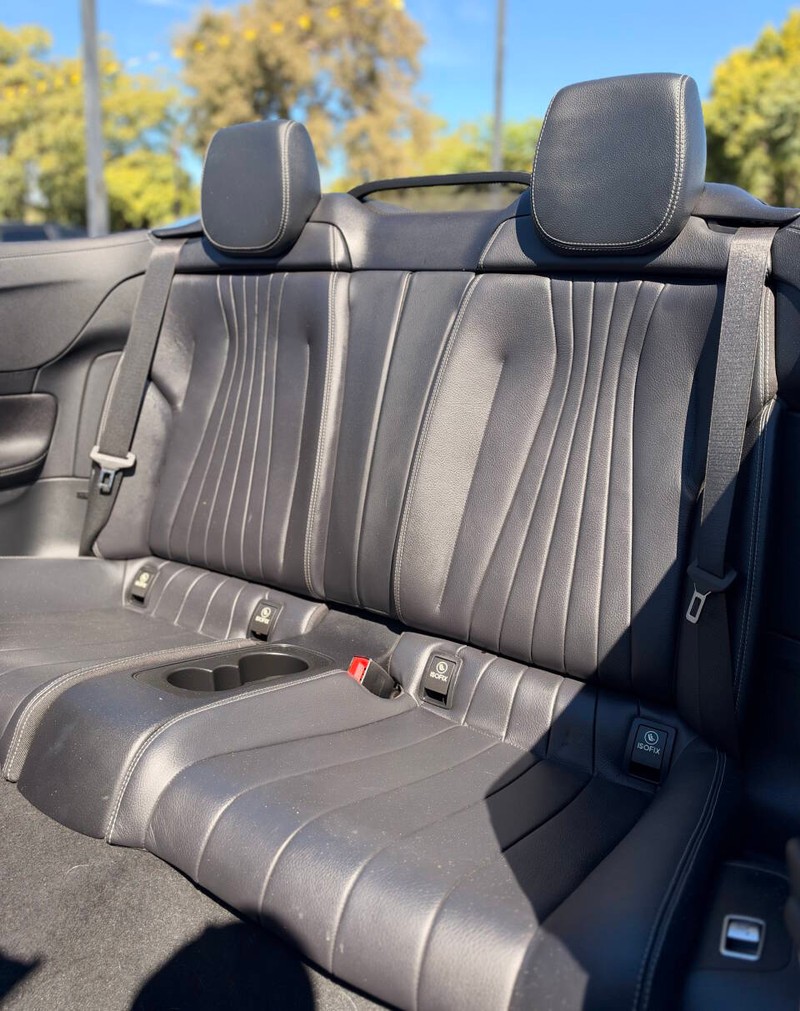 Mercedes-Benz E-Class Vehicle Full-screen Gallery Image 17