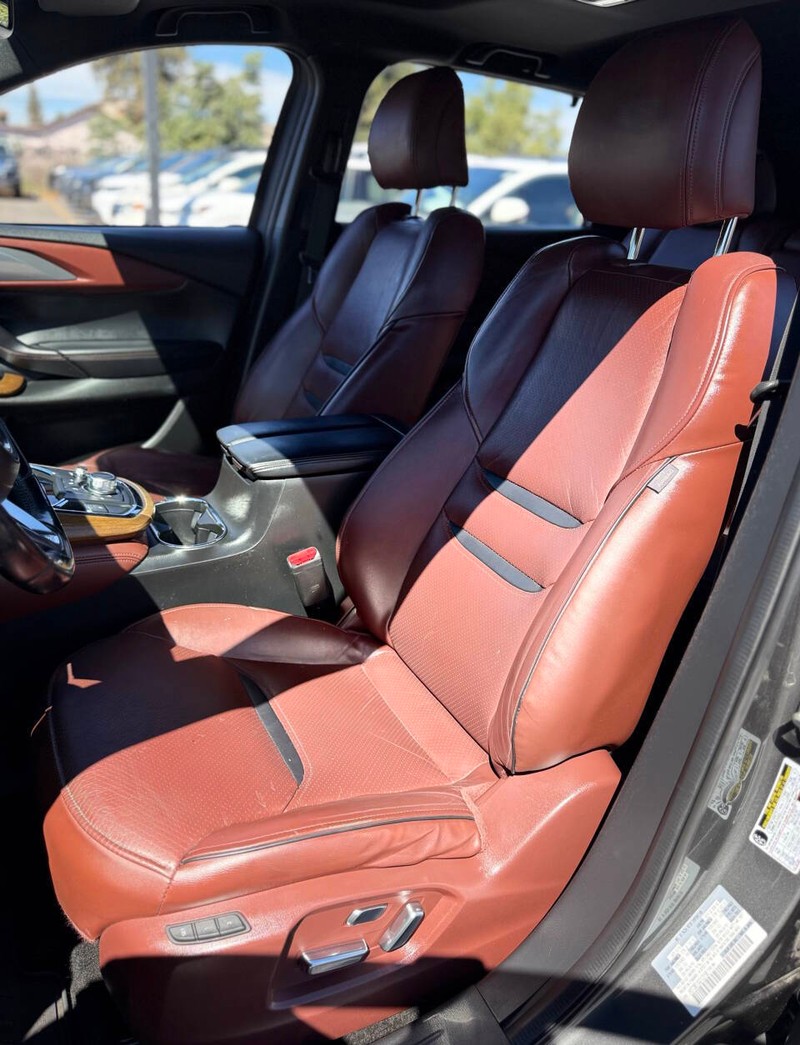 Mazda CX-9 Vehicle Full-screen Gallery Image 12