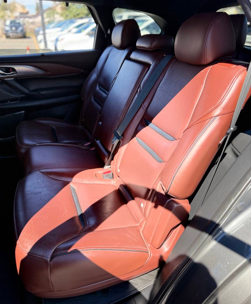 Mazda CX-9 Vehicle Full-screen Gallery Image 15