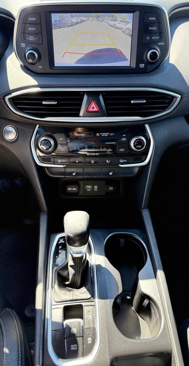 Hyundai Santa Fe Vehicle Full-screen Gallery Image 11