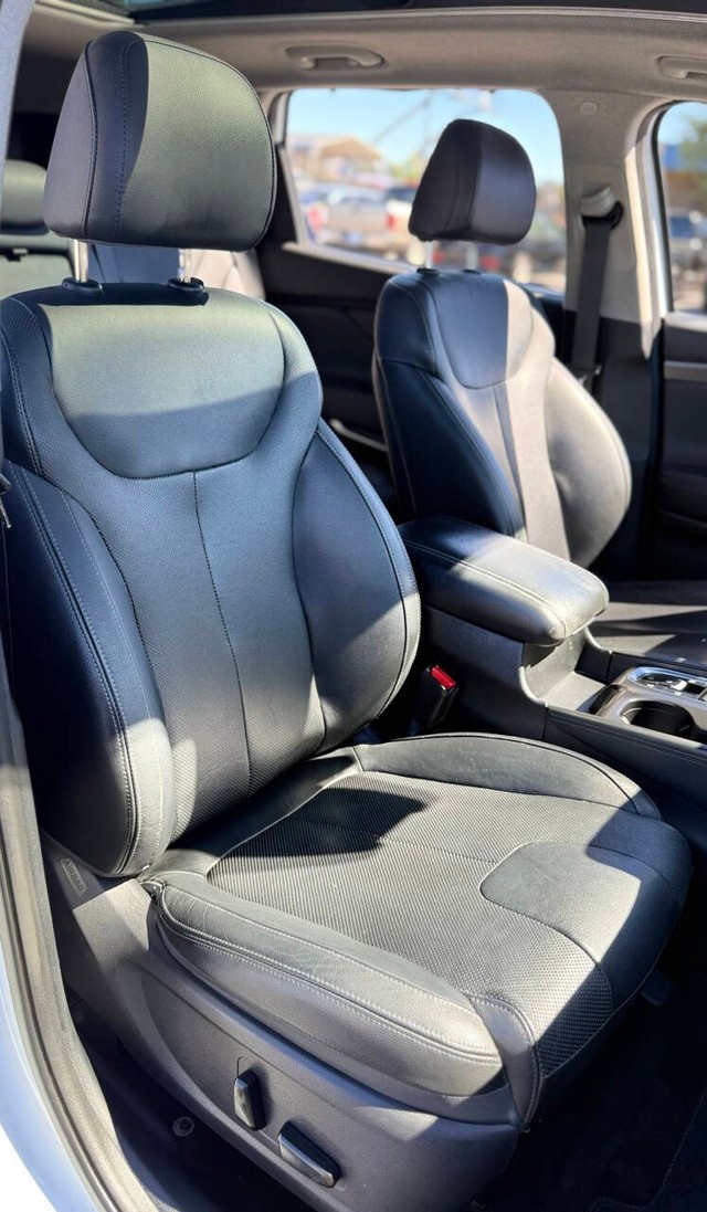 Hyundai Santa Fe Vehicle Full-screen Gallery Image 13