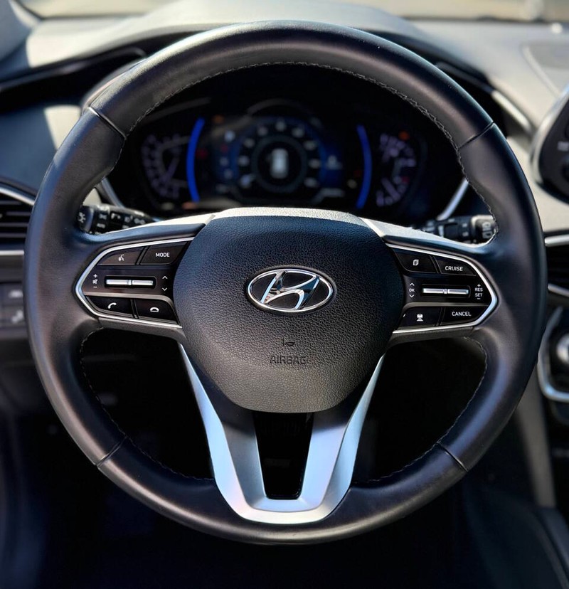 Hyundai Santa Fe Vehicle Full-screen Gallery Image 09