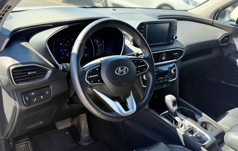 Hyundai Santa Fe Vehicle Full-screen Gallery Image 10