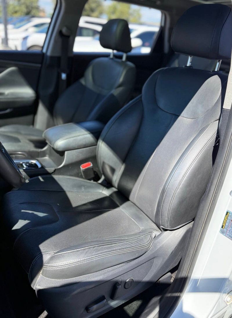 Hyundai Santa Fe Vehicle Full-screen Gallery Image 12